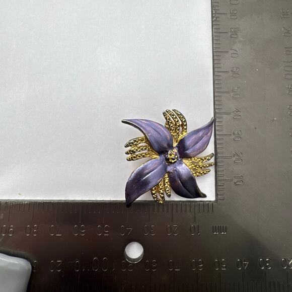 Vintage 70s Sculptural Flower Brooch Purple Enamel & Gold Tone Statement Pin - Picture 9 of 9